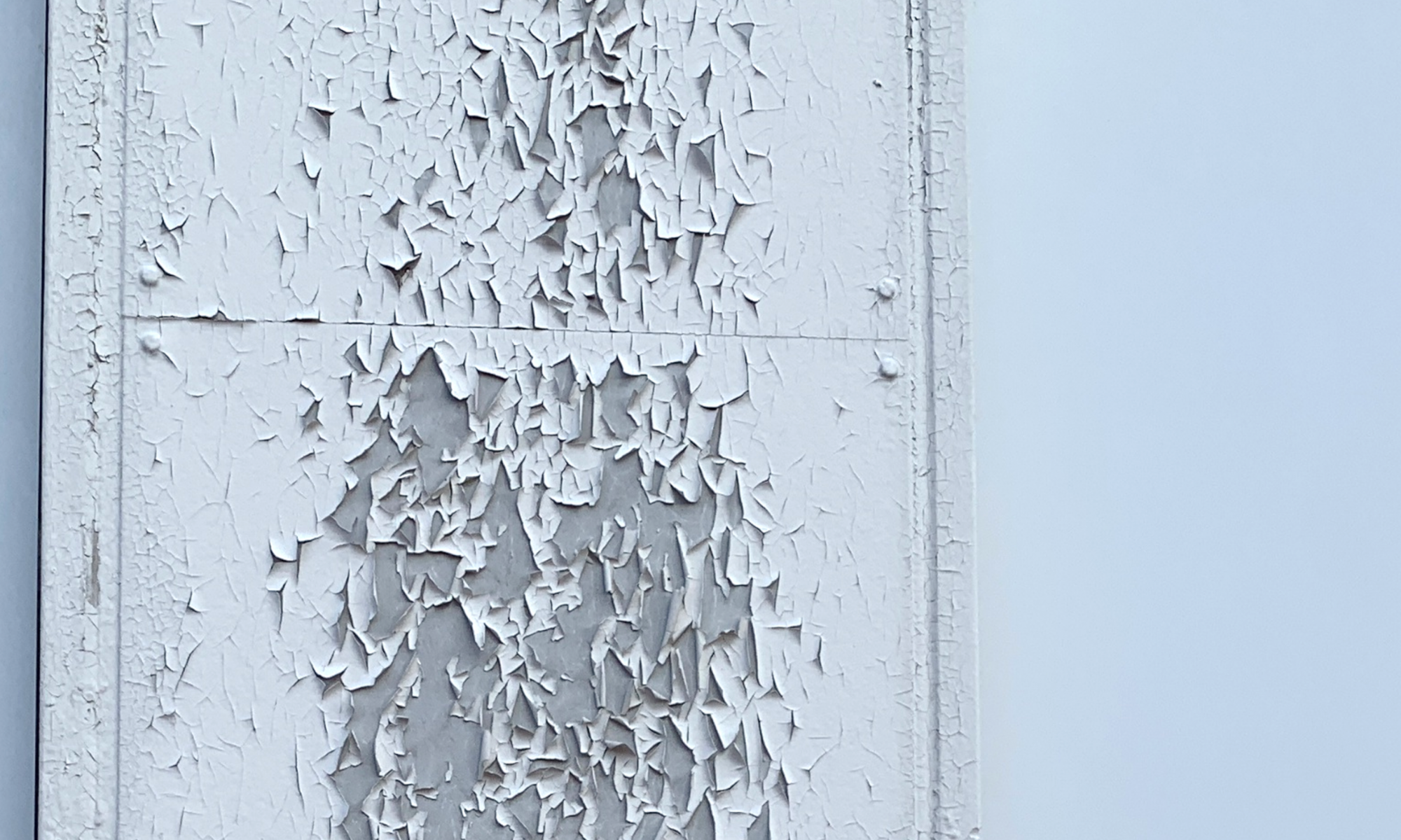 Großflächig abblätternde Beschichtung auf einer feuerverzinkten Oberfläche - Hinweis auf inkompatible Systeme