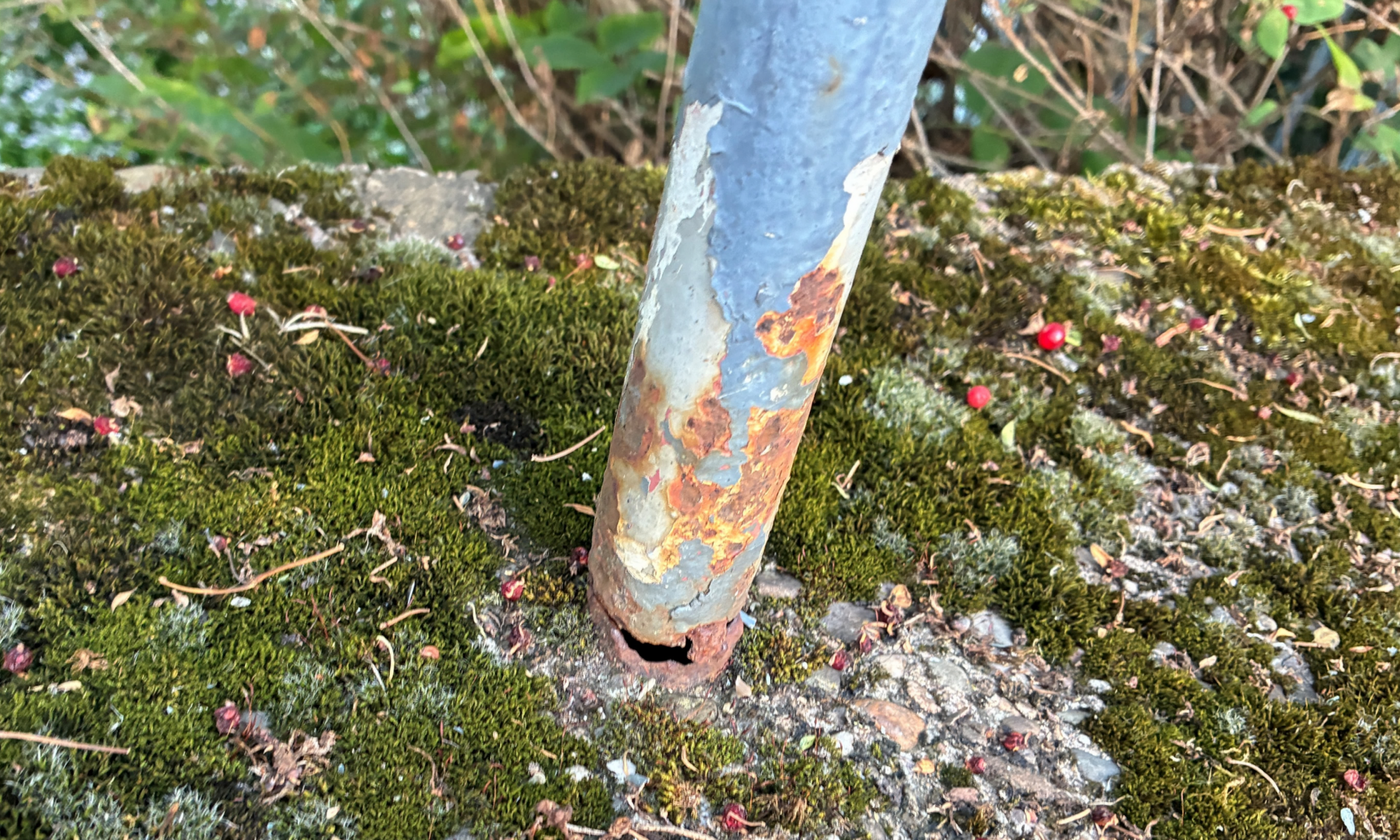 Stark korrodierter Stahlpfosten eines Geländers zur Absturzsicherung